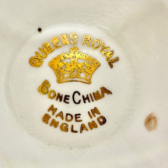 Vintage Queens Royal Bone China Tea Cups Pair Purple Floral Gold Trim England - Picture 2 of 7